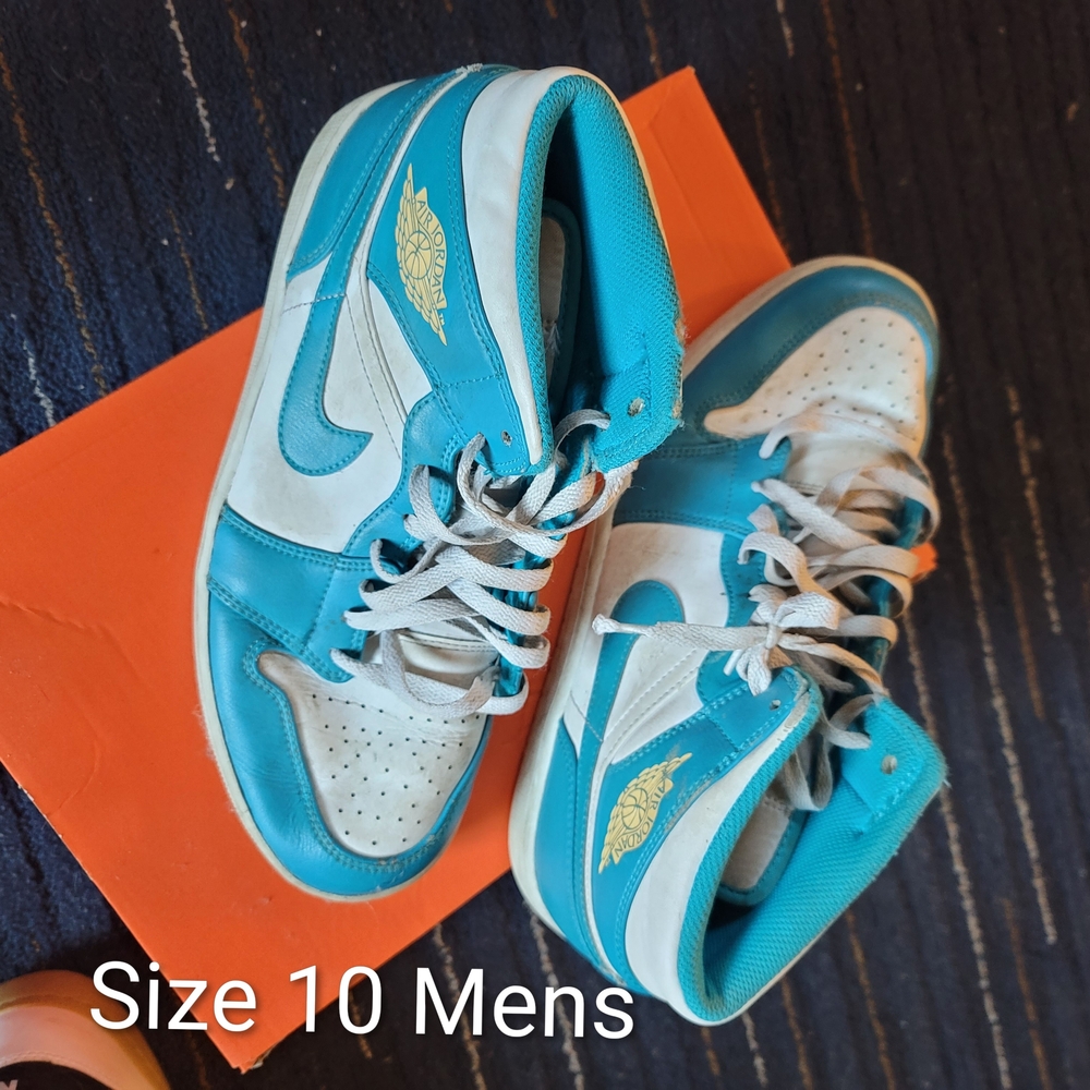 Nike Men's Teal and White Sneakers